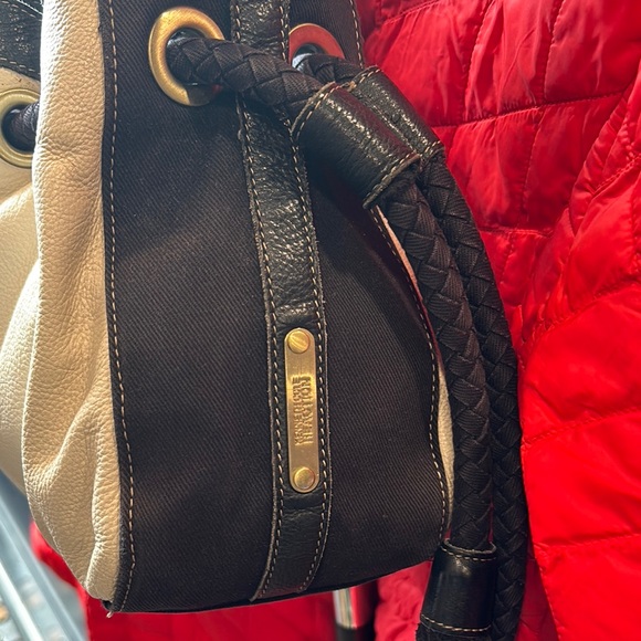 Kenneth Cole Reaction Black and Cream lea Shoulder Bag with Drawstring Design - Picture 2 of 8